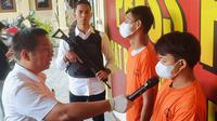Kasat Narkoba Polresta Pekanbaru menginterogasi 2 tersangka penerima 3 kilogram sabu. (Liputan6.com/M Syukur)