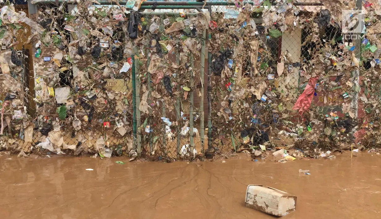 Sampah dan lumpur terlihat di lapangan futsal di kawasan Rawajati, Jakarta, Selasa (6/2). Banjir yang merendam kawasan tersebut menyebabkan lumpur dan sampah mengendap di setiap sudut sehingga mengganggu aktivitas warga. (Liputan6.com/Immanuel Antonius)