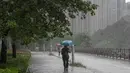 Sebagian wilayah Hong Kong lumpuh akibat banjir yang disebabkan oleh hujan lebat pada 5 Agustus 2025 atau setelah peringatan hujan badai tingkat tertinggi dikeluarkan untuk keempat kalinya dalam delapan hari. (Yan ZHAO/AFP)