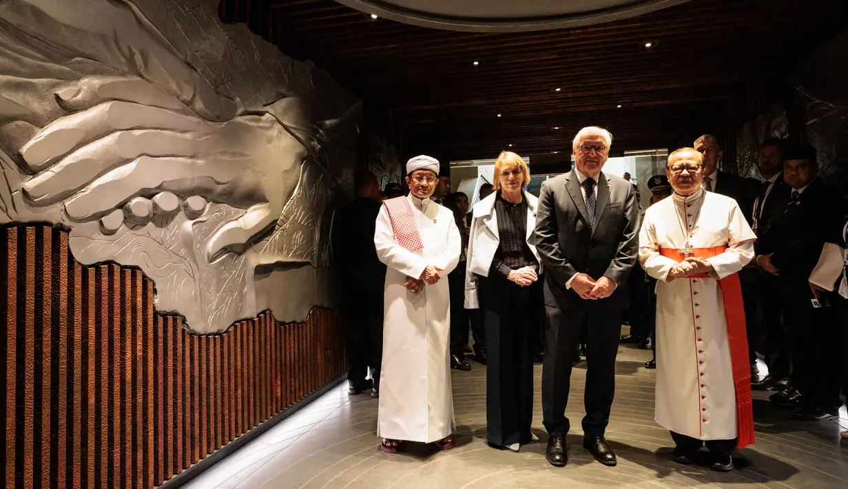 Presiden Jerman Frank-Walter Steinmeier (kedua dari kanan) dan Ibu Negara Elke Buedenbender (kedua dari kiri) berpose bersama Menteri Agama dan Imam Besar Masjid Istiqlal Indonesia Nasaruddin Umar (kiri) dan Uskup Agung Jakarta, Kardinal Ignatius Suharyo Hardjoatmodjo, di dalam Terowongan Persahabatan, sebuah lorong bawah tanah yang menghubungkan Masjid Istiqlal dan Katedral Jakarta, Senin 15 Juni 2026. (Yasuyoshi Chiba/AFP)