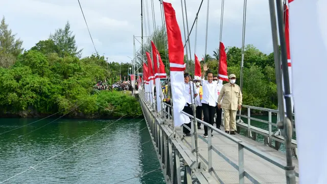 Presiden Joko Widodo (Jokowi) meresmikan Jembatan Gantung Wear Fair, di Kabupaten Maluku Tenggara, Rabu (14/9/2022). (Setpres)