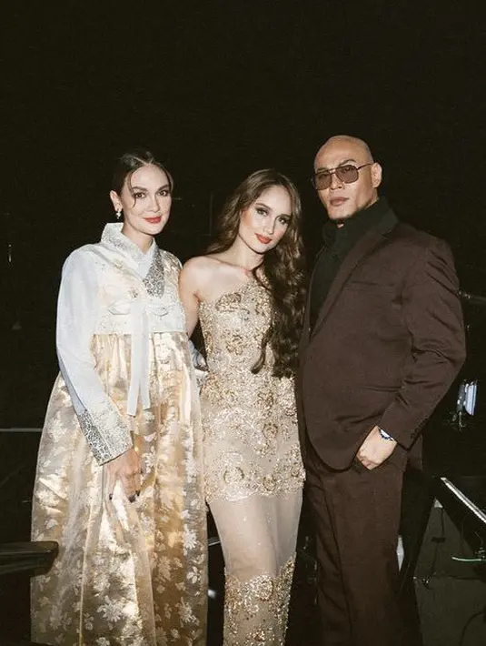 Luna Maya sendiri merupakan penggemar berat grup idol Korea, BTS dengan bias Kim Namjoon. Penampilannya pun dipuji warganet, banyak yang menyembut dirinya cantik. (@lunamaya)