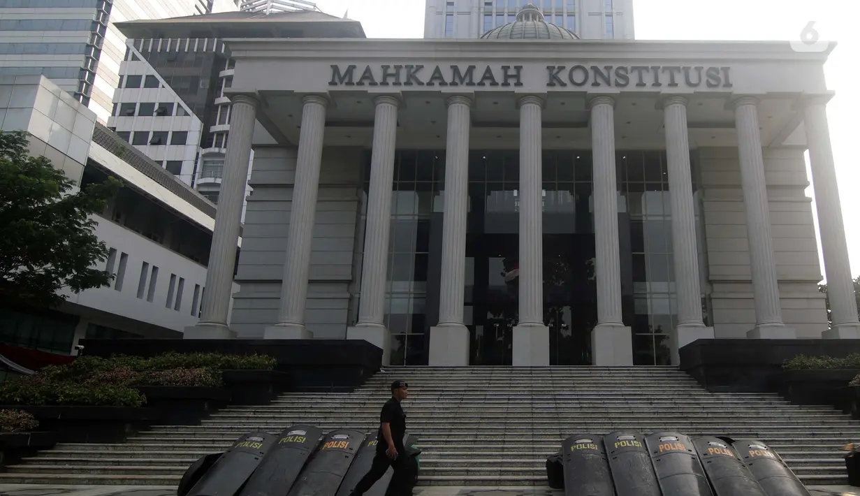 Personil Brimob berjalan melintasi halaman depan Gedung Mahkamah Konstitusi, Jakarta, Kamis (13/6/2019). Mahkamah Konstitusi akan menggelar sidang Perselisihan Hasil Pemilihan Presiden/Wakil Presiden Pemilu 2019 pada, Jumat (14/6). (Liputan6.com/Helmi Fithriansyah)