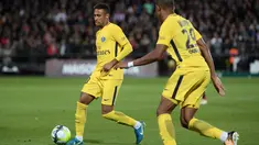 Penyerang PSG, Kylian Mbappe (kanan) dan Neymar saat bertanding melawan Metz pada laga lanjutan Ligue 1 di stadion Longeville-les-Metz, Prancis (8/9). PSG menang 5-1 atas Metz, Mbappe dan Neymar mencetak satu gol. (AFP Photo/Patrick Hertzog)