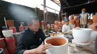 Calon Gubernur Jawa Barat Tubagus Hasanuddin berkunjung ke tempat pengrajin keramik gerabah di Desa Anjun, Purwakarta. (Liputan6.com/Huyogo Simbolon)