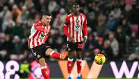 Gelandang Sunderland, Granit Xhaka, memainkan bola dalam pertandingan sepak bola Liga Inggris antara Sunderland dan Manchester City di Stadion of Light, Sunderland, wilayah timur laut Inggris, pada 1 Januari 2026. (ANDY BUCHANAN / AFP)