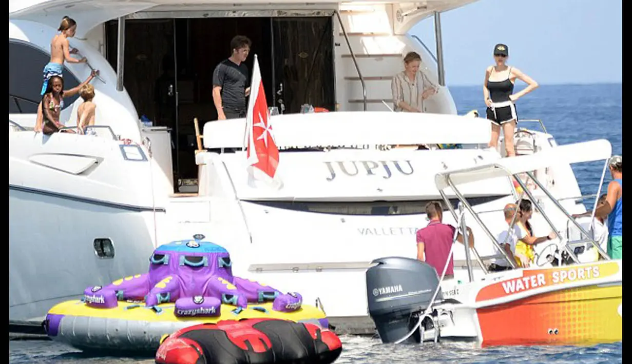 Brad dan Angelina pun menyewa sebuah kapal pesiar untuk mengajak anak-anaknya bermain di tengah laut Malta, Senin (15/9/14). (Dailymail)