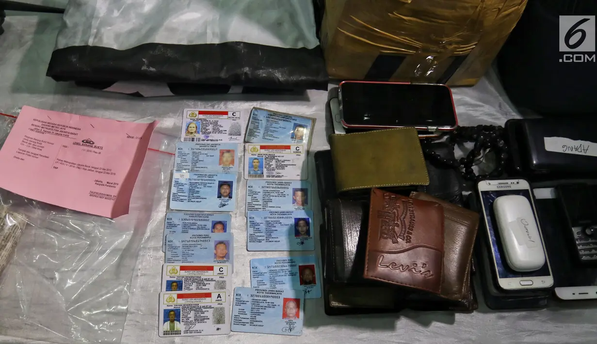 Barang bukti kartu tanda penduduk (KTP) dan handphone dalam kasus kerusuhan Aksi 22 Mei ditunjukkan saat rilis di Polda Metro Jaya, Jakarta (22/5/2019). Polda Metro Jaya mengamankan 257 orang dari tiga lokasi pada dini hari tadi. (Liputan6.com/JohanTallo)