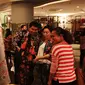 Pengunjung melihat batik Kudus rancangan desainer Denny Wirawan saat pagelaran fashion dan pembukaan pop-up store di Jakarta, Rabu (30/9/2015). Menyambut hari Batik Nasional retail Balijava meluncurkan koleksi Batik Kudus. (Liputan6.com/Angga Yuniar)