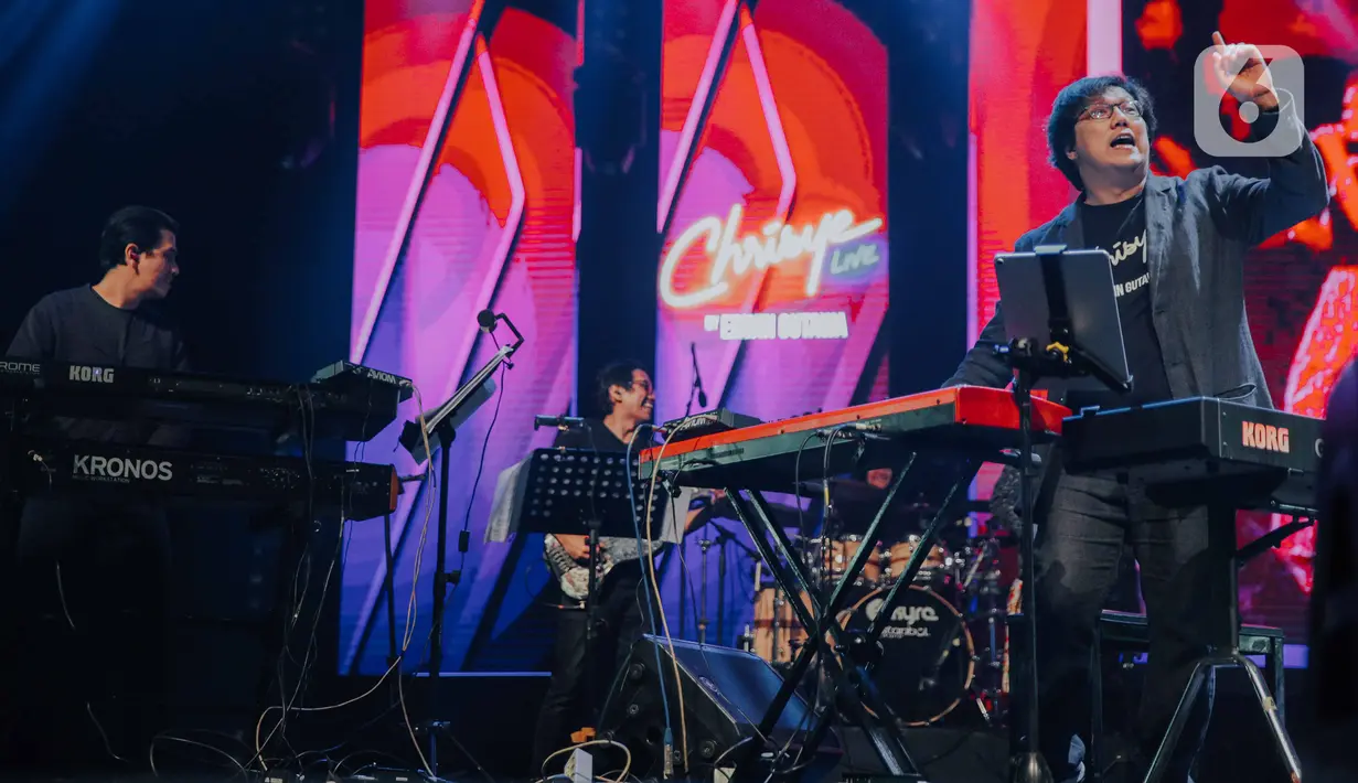 Penampilan Erwin Gutawa saat membawakan lagu Chrisye Live dalam Java Jazz Festival 2020 di JIExpo Kemayoran, Jakarta, Jumat (28/2/2020). Erwin Gutawa membawakan sejumlah lagu hits milik almarhum Chrisye seperti Juwita, Anak Sekolah, dan Hip Hip Hura. (Liputan6.com/Faizal Fanani)