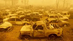 Lusinan kendaraan yang terbakar berada dalam asap tebal selama kebakaran Dixie di Greenville, California, Amerika Serikat, 6 Agustus 2021. Kebakaran besar yang melanda California utara menjadi yang terbesar ketiga dalam sejarah negara bagian itu. (JOSH EDELSON/AFP)
