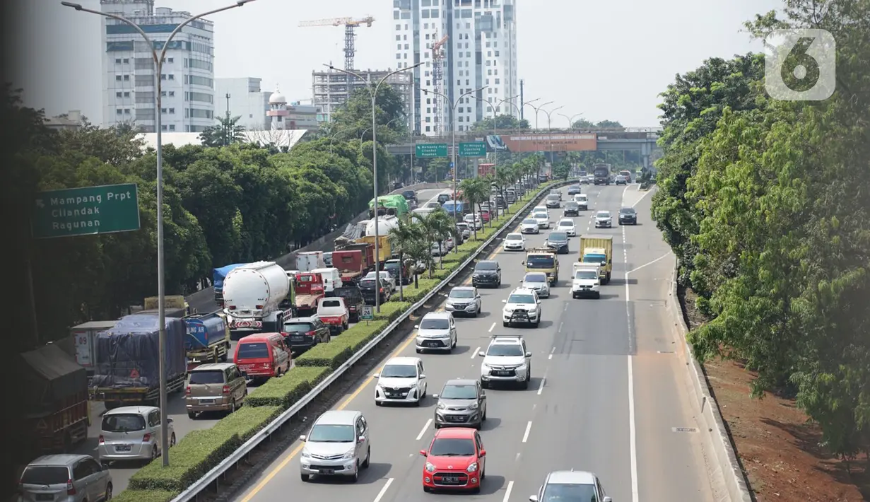 Kendaraan melintasi ruas jalan tol di Jakarta, Kamis (9/7/2020). Menteri Lingkungan Hidup dan Kehutanan, Siti Nurbaya, mengungkapkan pemerintah berencana menarik cukai emisi kendaraan bermotor. (Liputan6.com/Immanuel Antonius)