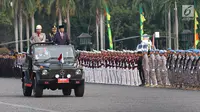 Presiden Joko Widodo (Jokowi) melakukan pemeriksaan pasukan Polri saat peringatan HUT ke-71 Bhayangkara di Monas, Jakarta, Senin (10/7). Selain itu, hadir juga Wapres Jusuf Kalla serta 21 kepala polisi dari negara sahabat. (Liputan6.com/Angga Yuniar)