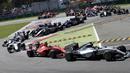 Lewis Hamilton memimpin lomba sejak start di Sirkuit Monza, Minggu (6/9/2015). (Reuters/Max Rossi)