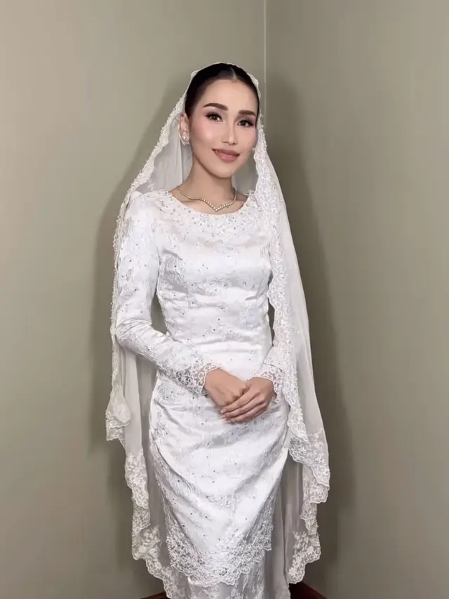 Ayu Ting Ting dan Anisha Rosnah Istri Pangeran Mateen Dibalut Baju Kurung. [@aliencophoto]