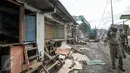 Sebuah alat berat tengah meratakan pemukiman warga di kawasan Bukit Duri, Jakarta, Rabu (28/9). Tidak ada perlawanan warga saat alat berat masuk untuk membongkar pemukiman yang berada di bantaran Sungai Ciliwung tersebut. (Liputan6.com/Yoppy Renato)