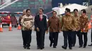Presiden Jokowi (dua kiri) saat meninjau pelepasan ekspor perdana Mitsubishi Xpander di Cilincing, Jakarta, Rabu (25/4). CEO MMC Osamu Masuko turut mendampingi Jokowi dalam peninjauan kali ini. (Liputan6.com/Angga Yuniar)