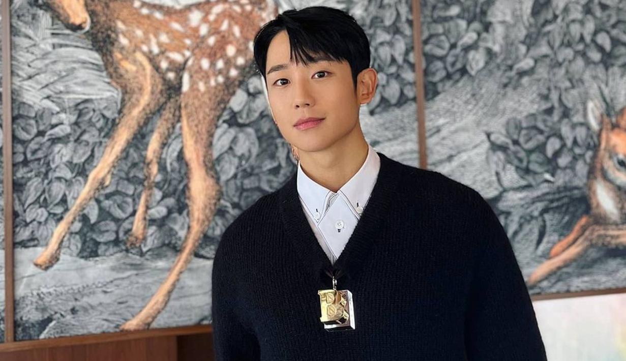 Memadukan sebagai kemeja dengan detail cantik dengan sweater dari bran ternama, gaya kasual Jung Hae In ini pun yak lepas dari perhatian. Ia bahkan terlihat tampil menawan dengan rambut yang ditata sederhana. (Liputan6.com/IG/@holyhaein)