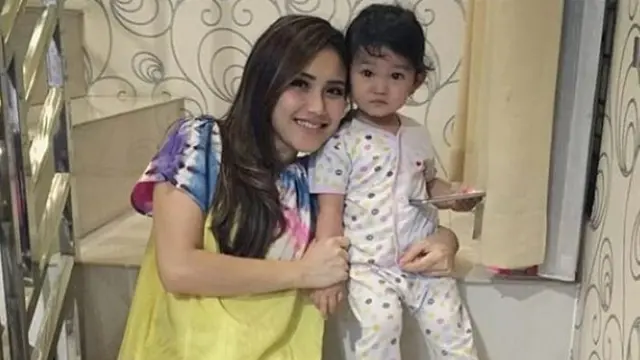 Tetap Memesona, Ini 6 Gaya Sederhana Ayu Ting saat Pakai Daster