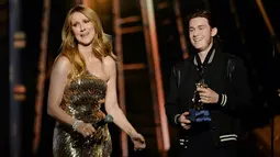 Penyanyi Celine Dion ditemani Rene-Charles Angelil saat menerima penghargaan Icon Award pada ajang Billboard Music Awards 2016 di Las Vegas, Minggu (22/5). Anak sulung Celine Dion itu tampak tampan mengenakan busana kasual serba hitam. (AFP PHOTO)