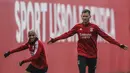Gelandang Benfica, Joao Mario (kiri) dan bek Jan Vertonghen menghadiri sesi latihan di tempat latihan Kampus Benfica di Seixal dekat Lisbon (14/3/2022). Pada leg pertama Benfica dan Ajax tampil sama kuat sehingga berakhir dengan skor 2-2. (AFP/Patricia De Melo Moreira)