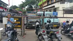 Pelaku pemasangan bendera diduga ISIS itu merupakan pria dan wanita yang berboncengan. 