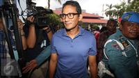 Cawagub DKI Jakarta 2017 Sandiaga Uno saat akan menjalani tes kesehatan di RSAL Dr. Mintoharjo, Jakarta, Sabtu (24/9). Sandiaga tiba dengan kaos kerah warna biru. (Liputan6.com/Immanuel Antonius)