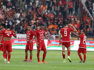 Pemain Persija tertunduk usai melakoni laga lanjutan Shopee Liga 1 Indonesia 2019 melawan Arema FC di Stadion Gelora Bung Karno, Jakarta, Sabtu (3/8/2019). Laga berakhir imbang 2-2. (Liputan6.com/Helmi Fithriansyah)