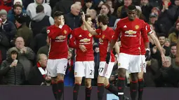 Para pemain Manchester United merayakan gol Daley Blind (tengah) saat melawan Sunderland pada lanjutan Premier League di Old Trafford Stadium, (26/12/2016). (Reuters/Phil Noble)