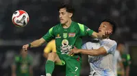 Pemain Persebaya Surabaya, Rivera (kiri) mencoba mengamankan bola dari pemain PSIM Yogyakarta pada pertandingan pembuka BRI Super League 2025/2026 di Stadion Gelora Bung Tomo, Jumat (08/08/2025) malam WIB. (Bola.com/Abdul Aziz)