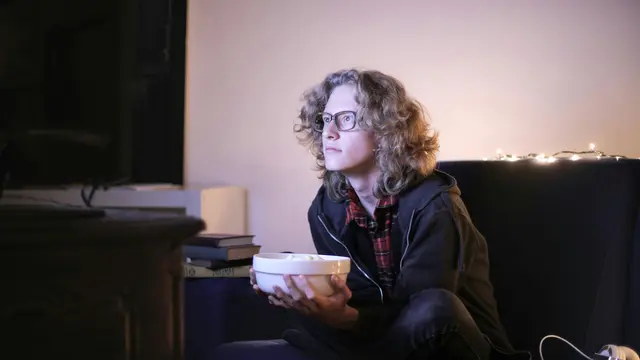 Laki-laki menonton tv