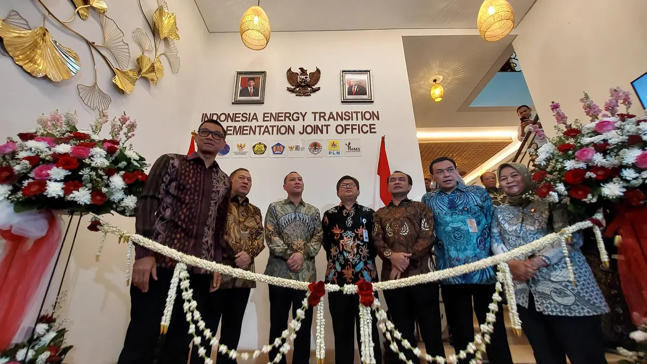 Pemerintah bersama PT PLN (Persero) meresmikan kantor Satuan Tugas Transisi Energi Nasional atau Indonesia Energy Transition Implementation Joint Office.