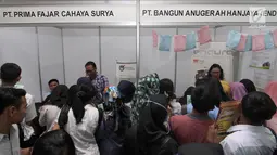 Calon pelamar kerja mencari informasi di salah satu stand "Job Fair Tangsel 2018" di BSD, Kamis  (19/7). Job Fair ini menyediakan 10.000 lebih lowongan kerja  dari 50 perusahaan berbagai bidang dan berlangsung hingga (20/7/2018). (Merdeka.com/Arie Basuki)