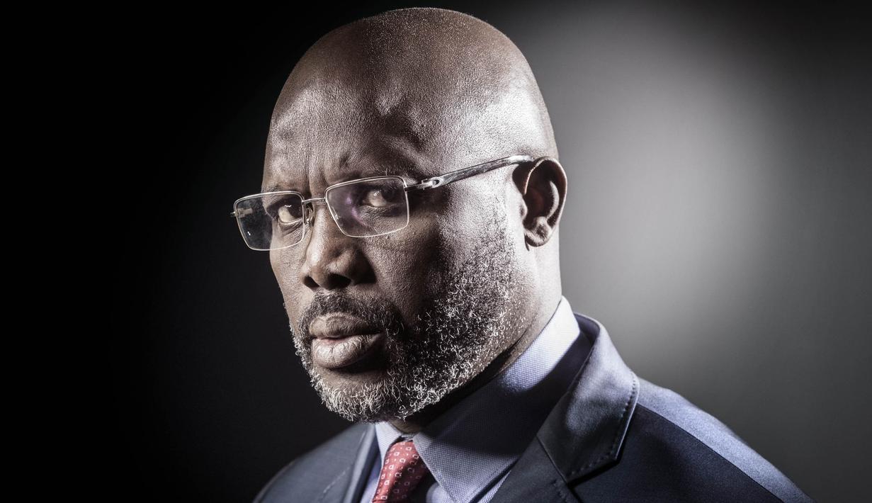 Seusai pensiun menjadi pesepak bola, George Weah mulai menekuni dunia politik. Pada 2005 sempat ikut pemilihan presiden namun saat itu kalah dari Ellen Johnson Sirleaf. (AFP/Joel Saget)