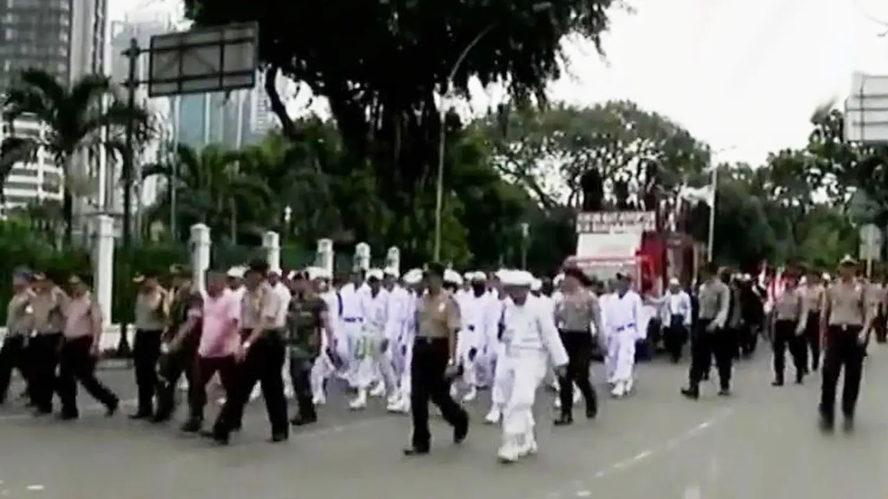 Massa FPI Kawal Pemeriksaan Rizieq hingga Putra Jokowi Nyanyi Rap