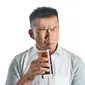 Minum minuman panas atau dingin bisa memunculkan rasa ngilu akibat gigi sensitif.