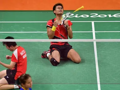 Ekspresi Tontowi Ahmad/Liliyana Natsir sesaat setelah memastikan kemenangan atas Chan Peng Soon/Goh Liu Ying dalam final ganda campuran bulutangkis Olimpiade Rio 2016, (17/8/2016). (AFP/Ben Stansall)
