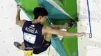 Atlet panjat tebing putra Korea, Dohyun Lee saat berlaga di babak final kategori lead Kejuaraan Dunia Panjat Tebing 2022 seri Jakarta, Senin (26/9/2022). Dohyun Lee menempati posisi keenam dengan poin 27+ di final lead putra Kejuaraan Dunia Panjat Tebing 2022 seri Jakarta. (Liputan6.com/Helmi Fithriansyah)