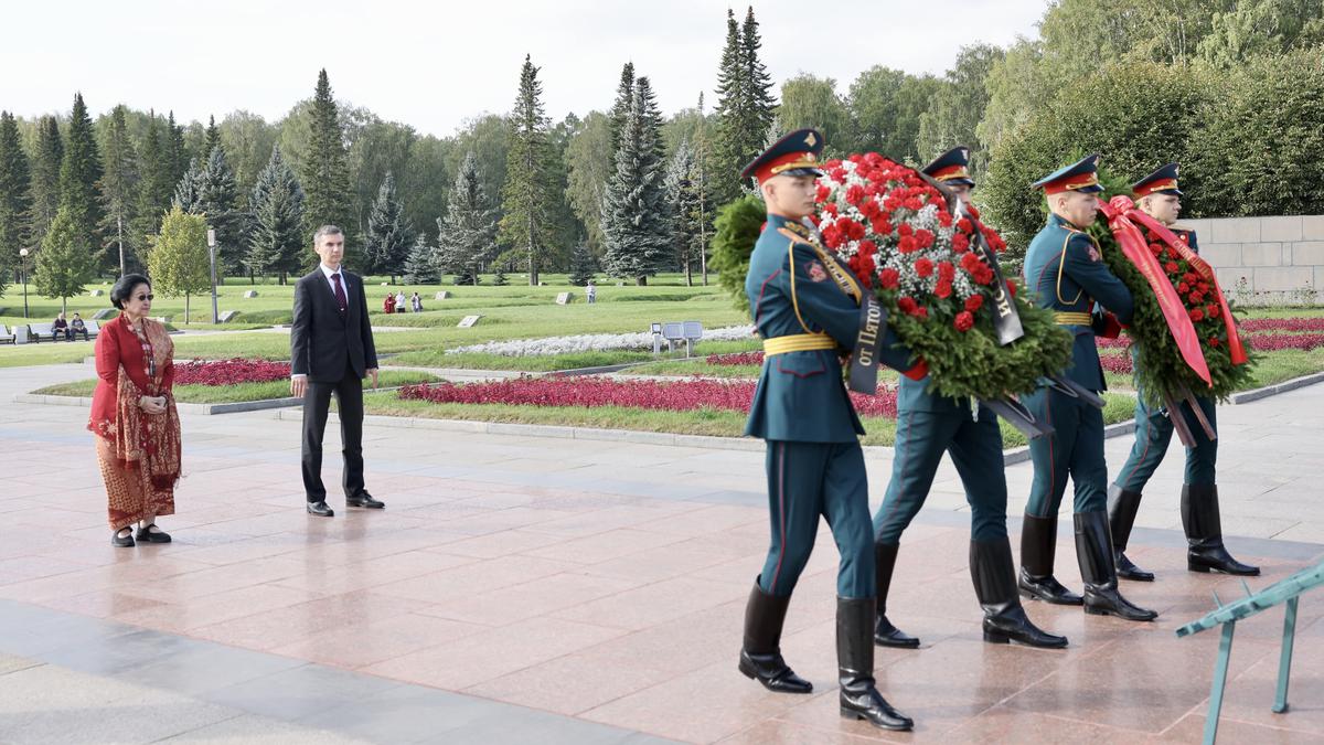 Megawati Ziarah ke Makam Korban Pengepungan Leningrad di St. Petersburg Berita Viral Hari Ini Jumat 20 September 2024