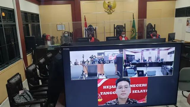 Indra Kenz alias Indra Kesuma dituntut 15 tahun kurungan penjara atas dakwaan berlapis investasi bodong Binomo oleh Jaksa Penuntut Umum (JPU) di Pengadilan Negeri (PN) Tangerang, Rabu (5/10/2022) (Liputan6.com/Pramita Tristiawati)