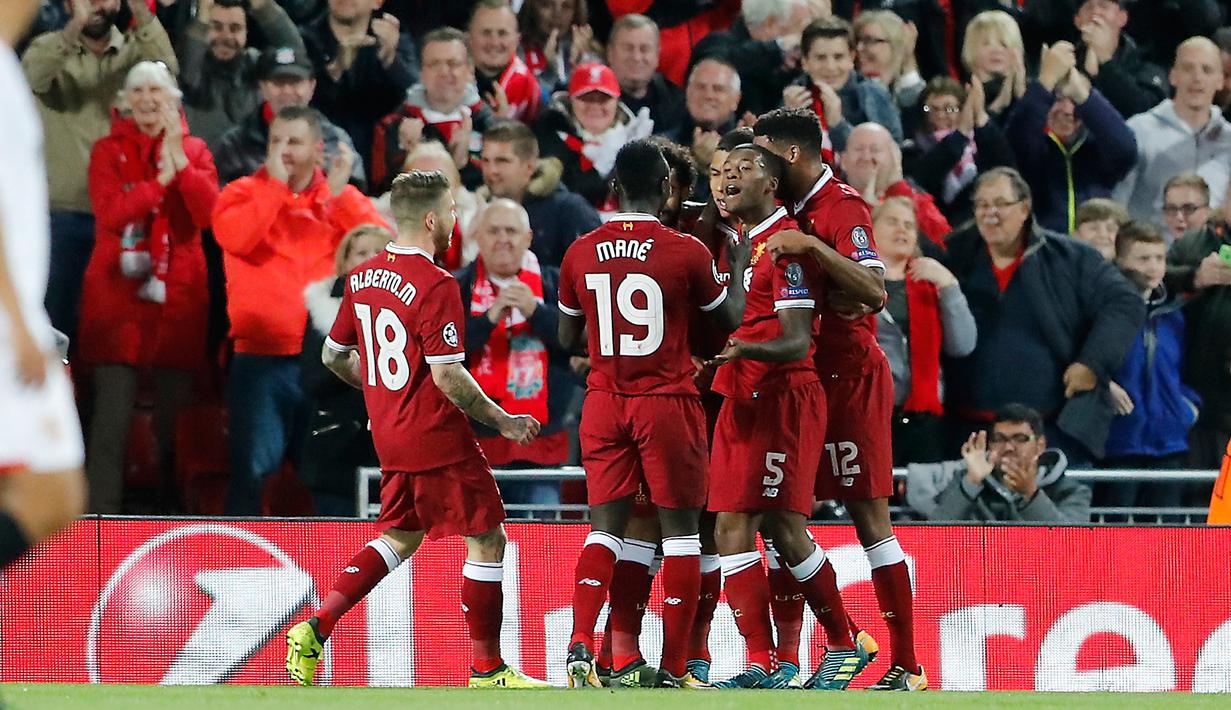 Pemain Liverpool, Roberto Firmino bersama rekan setimnya berselebrasi setelah membobol gawang Sevilla dalam laga Grup E Liga Champions di Stadion Anfield, Rabu (13/9). Sevilla berhasil menahan imbang Liverpool dengan skor 2-2. (AP Photo/Frank Augstein)
