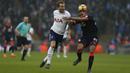 Pemain Tottenham, Harry Kane (kiri) berebut bola dengan pemain Huddersfield Town, Mathias Jorgensen pada laga Premier League di Wembley Stadium, London, (3/3/2018). Tottenham menang 2-0. (AFP/Ian Kington)