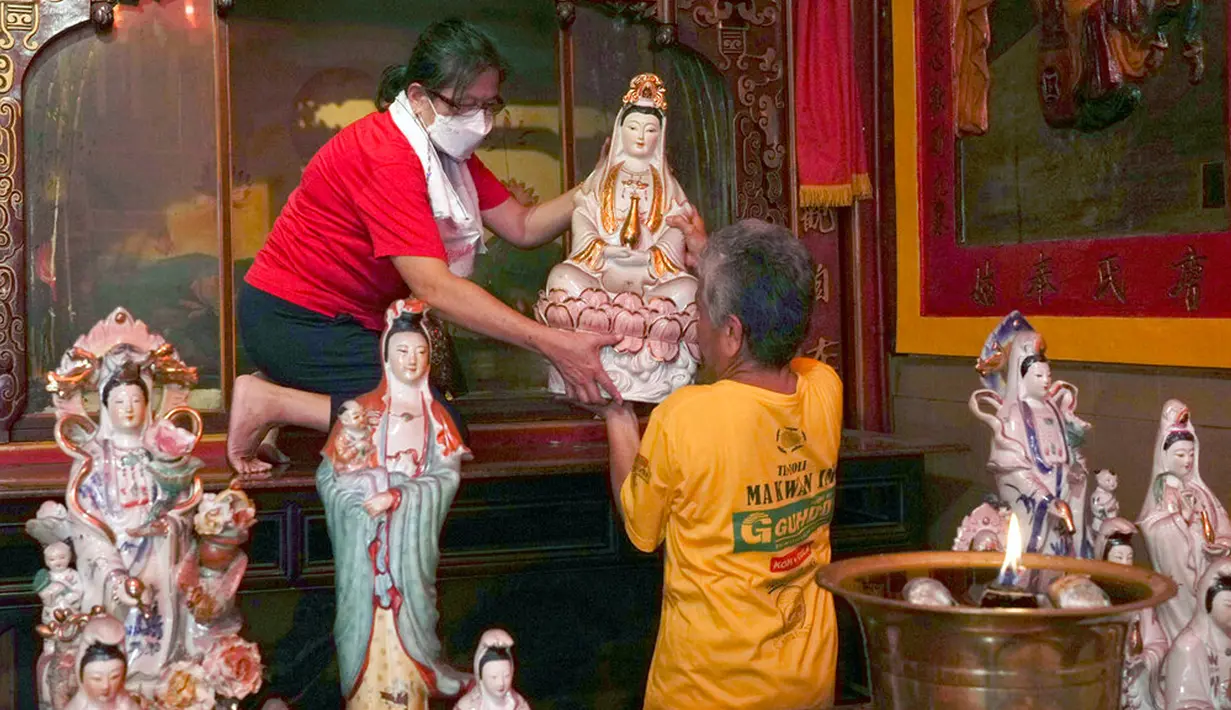 Warga menata patung dewa Tionghoa dalam rangka persiapan perayaan Tahun Baru Imlek di Vihara Dhanagun, Bogor, Jawa Barat, Indonesia, 16 Januari 2023. Warga keturunan Tionghoa di Indonesia bersiap untuk merayakan Tahun Baru Imlek pada 22 Januari 2023. (AP Photo/Tatan Syuflana)