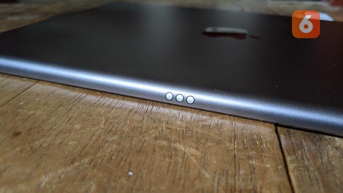 Pin magnetik untuk menghubungkan iPad 8th Gen dengan aksesoris pendukung. (Liputan6.com/ Yuslianson)