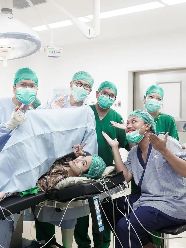 Tampilan Cantik dan Sederhana Mahalini Raharja Melahirkan Anak Pertama dengan Daster Batik