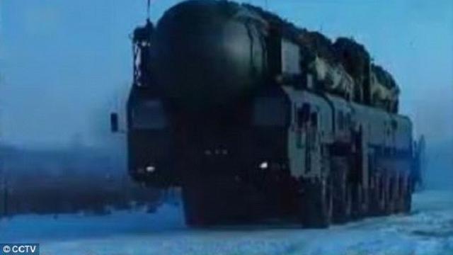 Misil Dongfeng-41 (DF-41) milik China sedang diangkut menggunakan truk militer khusus peluncur rudal (sumber: China Central Television)