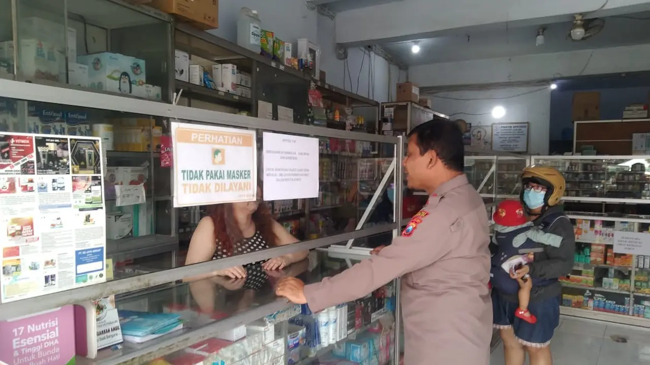 Polisi melakukan pemantauan penjualan obat terlarang seiring kasus Gagal ginjal akut yang marak. (Dian Kurniawan/Liputan6.com)
