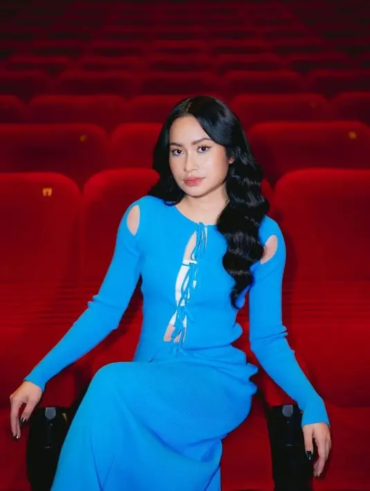 Putri Abimana Aryasatya sekarang sudah meniti karier sebagai penyanyi dan aktor. Jauh sebelum hidup enak dan berkecukupan, ia saat kecil juga pernah merasakan susah. Satine saat kecil kerap  dibawa ke lokasi syuting karena tak sanggup membayar babysitter. [Instagram/armanfebryan]