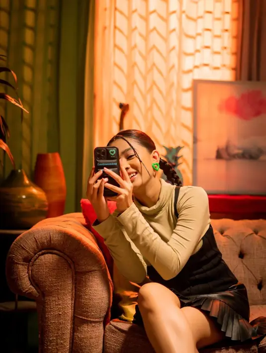Dalam akun Instagram pribadinya, Aqeela Calista terlihat begitu bersemangat saat jalani syuting video klip. Bahkan, ia juga selau terlihat tersenyum dalam beberapa foto yang diunggah. (Liputan6.com/IG/@aqeelacalista)