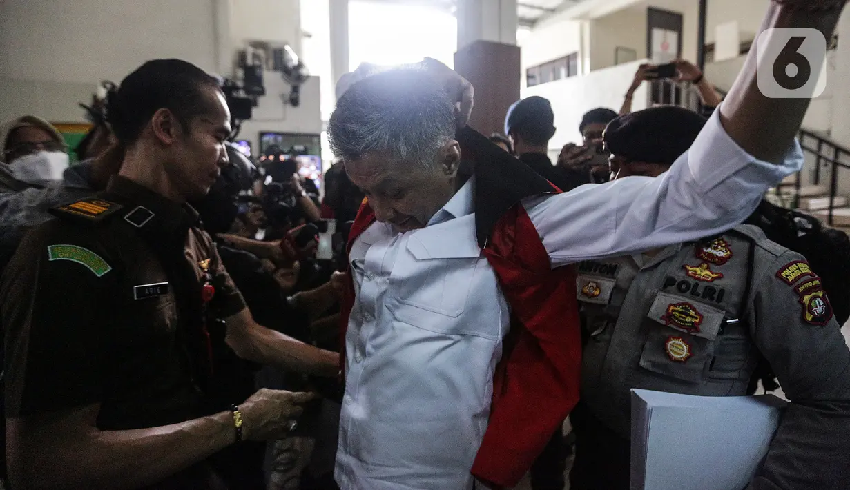 Terdakwa kasus obstruction of justice atau upaya untuk menghalang-halangi suatu proses hukum pada kasus pembunuhan Brigadir Nofriansyah Yosua Hutabarat atau Brigadir J, Hendra Kurniawan bersiap untuk menjalani sidang lanjutan dengan agenda pembacaan tuntutan oleh Jaksa Penuntut Umum di Pengadilan Negeri Jakarta Selatan, Jumat (27/1/2023). Mantan Karo Paminal Propam Polri tersebut dituntut 3 tahun penjara denda Rp 20 juta subsider 3 bulan kurungan penjara. (Liputan6.com/Johan Tallo)